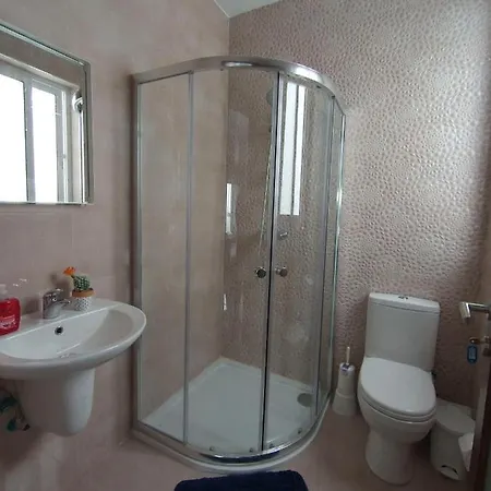 Проживание в семье F7 1, Private Double With Private Bathroom In Shared Flat